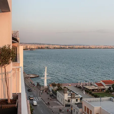 Apartman Oddity Seafront - Lively Area, Steps From The Sea