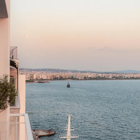 Apartman Oddity Seafront - Lively Area, Steps From The Sea Szaloniki