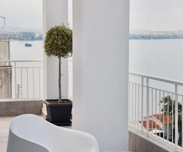 Oddity Seafront Penthouse 아파트